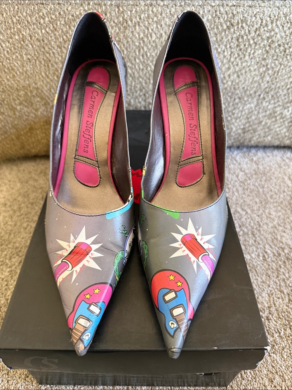 Carmen Steffens Gray Graphic Pointed-Toe Pumps with Pink Accents